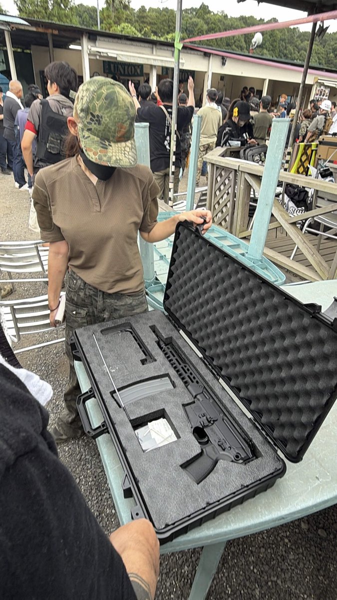 atago12ban's tweet photo. サバゲーのジャンケン大会で勝ち残って9万円くらいする銃を頂きました✨
直後、とめるちゃんが駆け寄ってきて「これから毎日配信するから銃ちょ〜だい❣️」と言われましたが絶対無理！！！と一蹴👎
なんで貰えると思ったんだ？🤗
#DIVE #サバゲー https://t.co/oyZ5FVwt7P