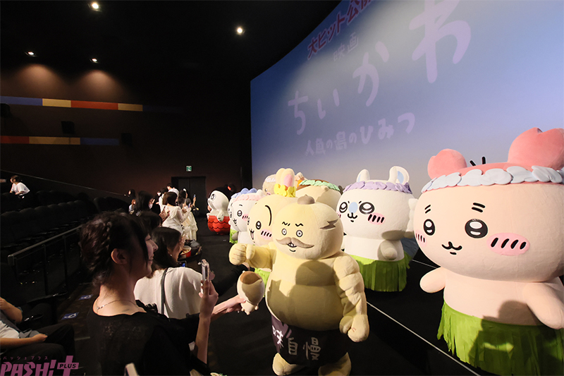 magazine_pash's tweet photo. 『映画ちいかわ 人魚の島のひみつ』初日興行収入は9.9億円！ コラボ観覧車との記念撮影や映画館でのグリーティングなの写真も到着

#ちいかわ #映画ちいかわ

映画館の1日の上映回数の多さが話題となる中で、各劇場で満席となる時間帯が続出。「これまでのちいかわを知らなくても楽しめた！」「セイレーンの歌声もうさぎのラップも聴きごたえがあった」と、SNSなどで大きな話題に！