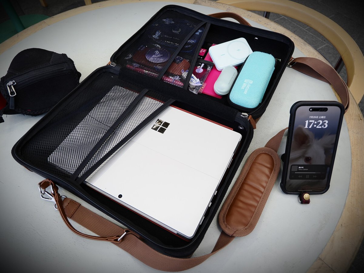 usawhiterabbit's tweet photo. キングジムでこの前優待券を使って半額で手に入れたものだが、『カルシェット』というカバン、ノートパソコンの持ち運びに使えて、三級魔法使いが持ってそうなイメージでとてもかわいい！！
…けど、既に生産終了で、小さいサイズのものしか残りなくなってる！！
https://t.co/5moQPIysqD
#KingJim https://t.co/8VilJ5Epdg
