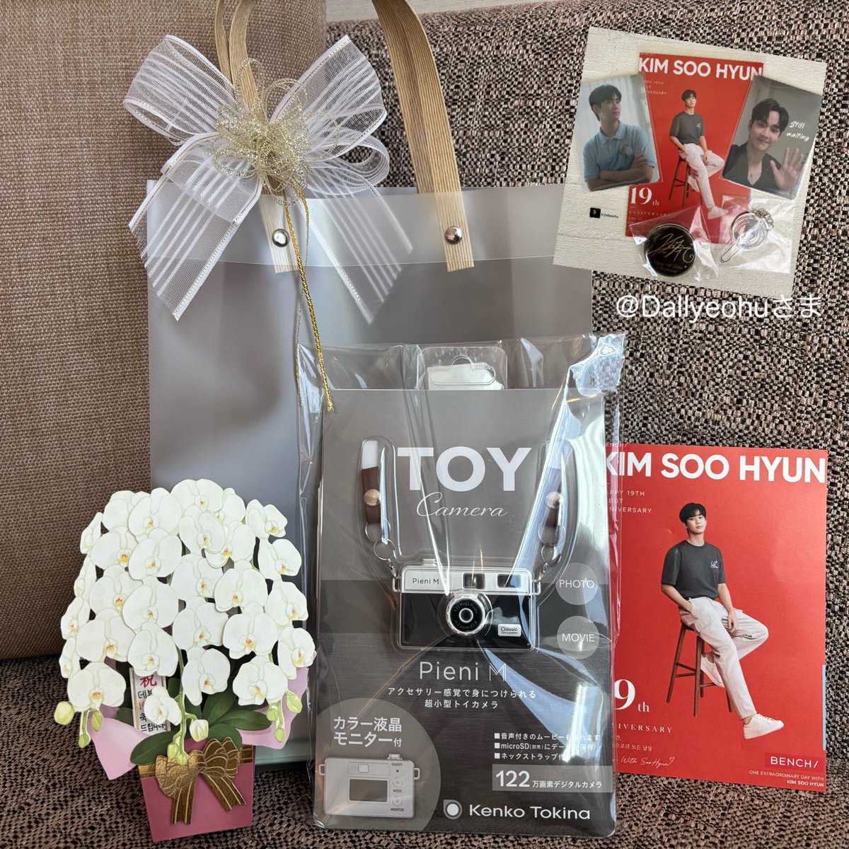 Sooyo203's tweet photo. デビュー記念日の前日、
移動してきたスヒョンくんパネルたちにたまたま遭遇‼️
布スタンド？スヒョンくんにひゃ〜😍きゃ〜😍とコーフンしつつ邪魔にならないように見てたら、業者のお兄さんが、搬入中私たちに見えるようにパネルを向けてくださったり、等身大スヒョンくんも写真を撮っていいよと置いてくださったり😭
その節は本当にありがとうございました‼️
やっぱり、皆さん優しい…🥹

そしてお礼がとても遅くなりました🙇‍♀️
渡韓前にハマちゃんカフェにていただいた@DallyeoHuさまの素敵なソンムル💝、渡韓のお供に💕
春の東京でのオフ会でもいただき2回目です。
素敵なソンムル本当にありがとございました。

ちなみに私からスヒョンくんへのソンムルは、
あえての低画素で「エモい」写真が撮れるトイカメラです☺️
microSDカードも付けたので、息抜きに面白がってもらえたら〜と幸せな妄想をしながら贈りました。

デビュー19周年おめでとうございます🎊🎉

#김수현　#KimSooHyun #キムスヒョン #金秀賢 #WeStandWithKimSooHyun