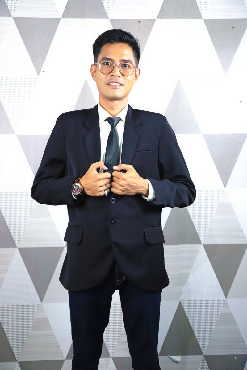 Al_Kifl's tweet photo. "Menanglah dalam diam, bahagia pun dalam diam, perbaiki diri tanpa diumbar. Karena orang tidak bisa merusak apa yang tidak mereka ketahui."
#ekspresibebas #fotografie #pictureoftheday #smile #bergaya https://t.co/hUDwiJALNV