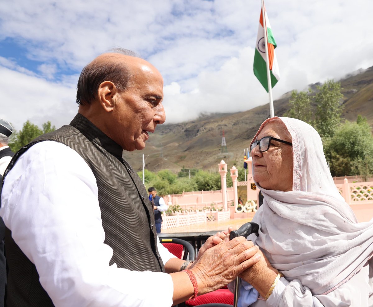 prodefencejammu's tweet photo. Raksha Mantri Shri @rajnathsingh addressed the nation from Dras on the 27th #KargilVijayDiwas, reaffirming that #OpSindoor has demonstrated India’s resolve and capability to respond decisively to every misadventure by Pakistan. He asserted that any talks with Pakistan would focus only on PoK, emphasised that India stands for progress while Pakistan promotes terrorism, and underscored that the spirit of “Yeh Dil Maange More” now fuels India’s march towards Aatmanirbharta in Defence and the vision of #ViksitBharat2047. 🇮🇳
Read here: https://t.co/aTZ8GI50qN…
@DefenceMinIndia
@SethSanjayMP
@HQ_IDS_India
@SpokespersonMoD
@lg_ladakh
@adgpi
@NorthernComd_IA
@firefurycorps
@ANI
