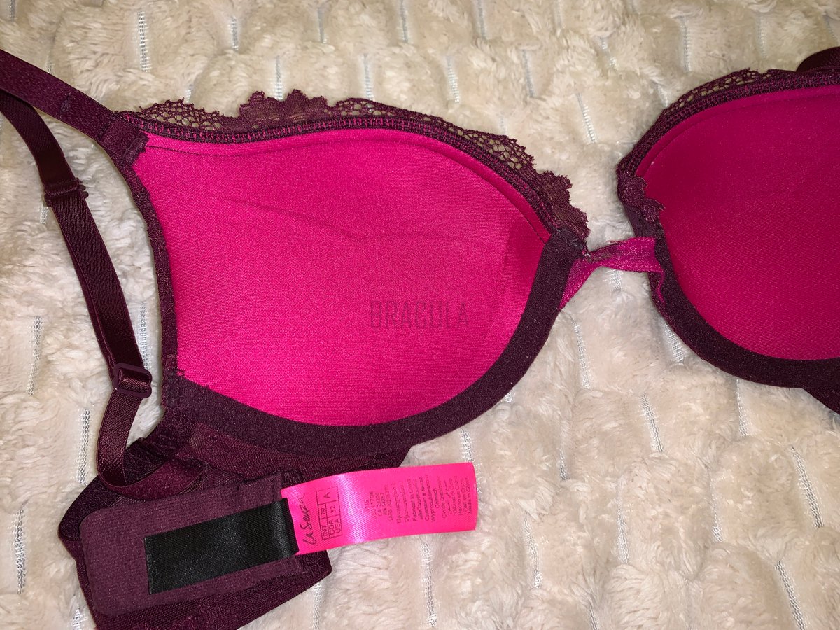 BraculaVS's tweet photo. Closer look at the lace details and padding of this @LaSenza Hello Sugar double push up bra. Based off the pad shape, you can tell this is a second generation Hello Sugar bra.
Did you guess the cup size correctly?
#lasenza #hellosugar #pushupbra https://t.co/ADnPiewe9j