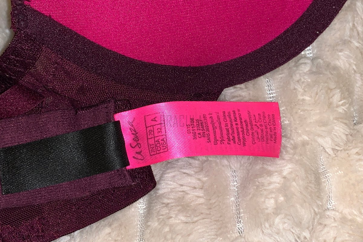 BraculaVS's tweet photo. Closer look at the lace details and padding of this @LaSenza Hello Sugar double push up bra. Based off the pad shape, you can tell this is a second generation Hello Sugar bra.
Did you guess the cup size correctly?
#lasenza #hellosugar #pushupbra https://t.co/ADnPiewe9j