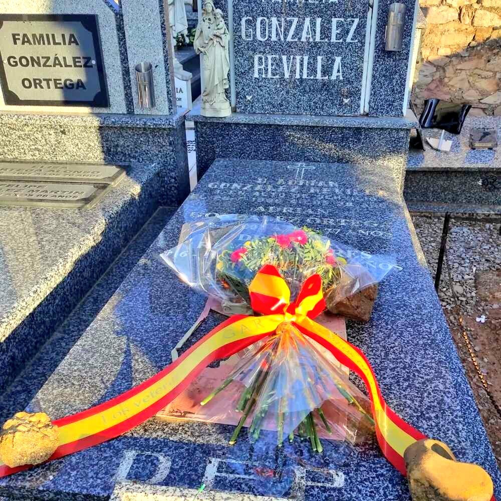CarlosDeUrrecha's tweet photo. "Las víctimas teníamos que salir por la puerta de atrás"
Dña Macu, hermana del GAR D. Adrián González Revilla asesinado junto al Tte GAR D. Ignacio Mateu Istúriz en Arechavaleta por los cobardes de ETA

"Mi hermano estaba en primera línea contra ETA"
https://t.co/Y4GK8Wgw9P https://t.co/mFWbtiAlSv