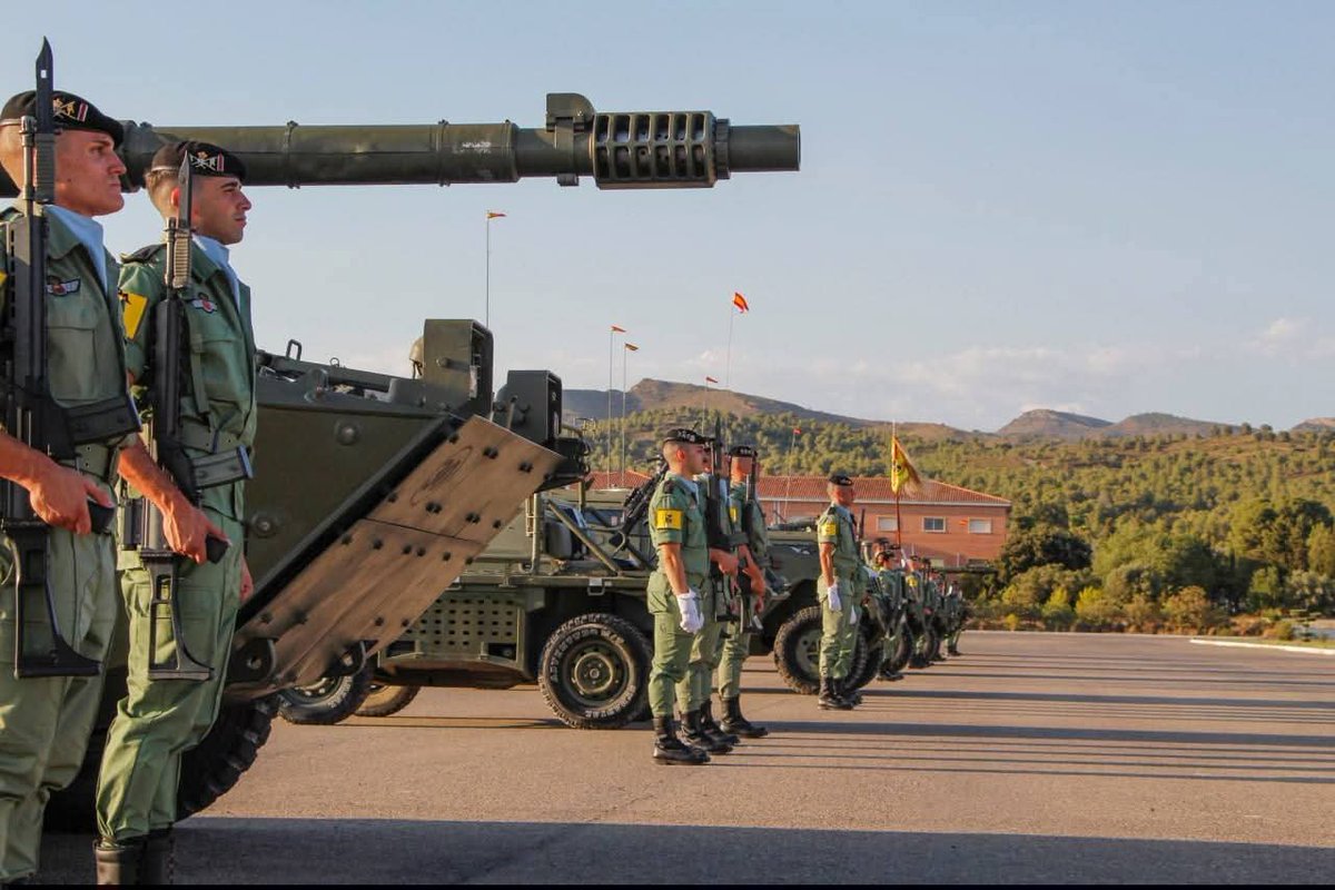 FUTER_ET's tweet photo. El Regimiento #Lusitania_8 #Paracaidistas celebró ayer una Parada Militar en la Base «General Almirante», en #Marines, en honor a Santiago Apóstol, Patrón de la #Caballería, reafirmando el espíritu de unidad y  las tradiciones que forjan su identidad.
#BRIPAC
#SomostuEjército https://t.co/oBnkKMq9TX