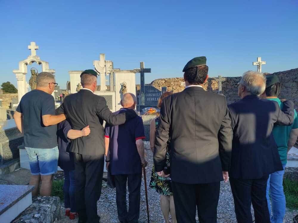 CarlosDeUrrecha's tweet photo. "Las víctimas teníamos que salir por la puerta de atrás"
Dña Macu, hermana del GAR D. Adrián González Revilla asesinado junto al Tte GAR D. Ignacio Mateu Istúriz en Arechavaleta por los cobardes de ETA

"Mi hermano estaba en primera línea contra ETA"
https://t.co/Y4GK8Wgw9P https://t.co/mFWbtiAlSv