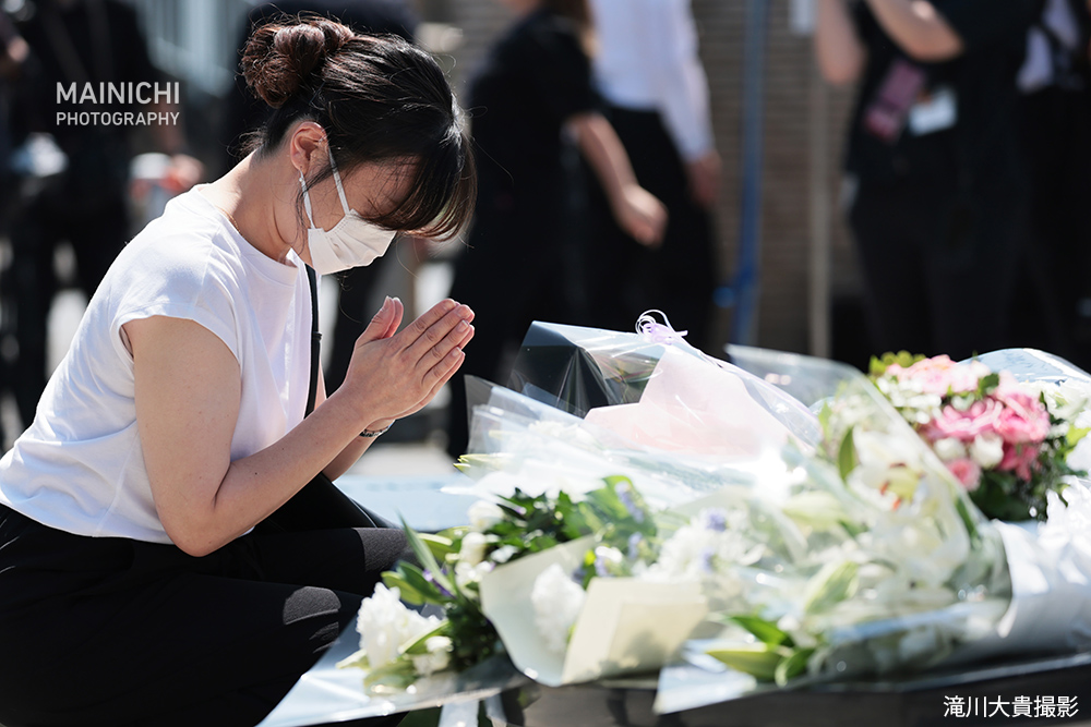 mainichiphoto's tweet photo. 相模原市の知的障害者施設「津久井やまゆり園」で入所者19人が殺害された事件は発生から10年。慰霊碑の前で訪れた人たちが手を合わせました。

写真特集→
https://t.co/exRaprVINX https://t.co/q7pSonAYVw