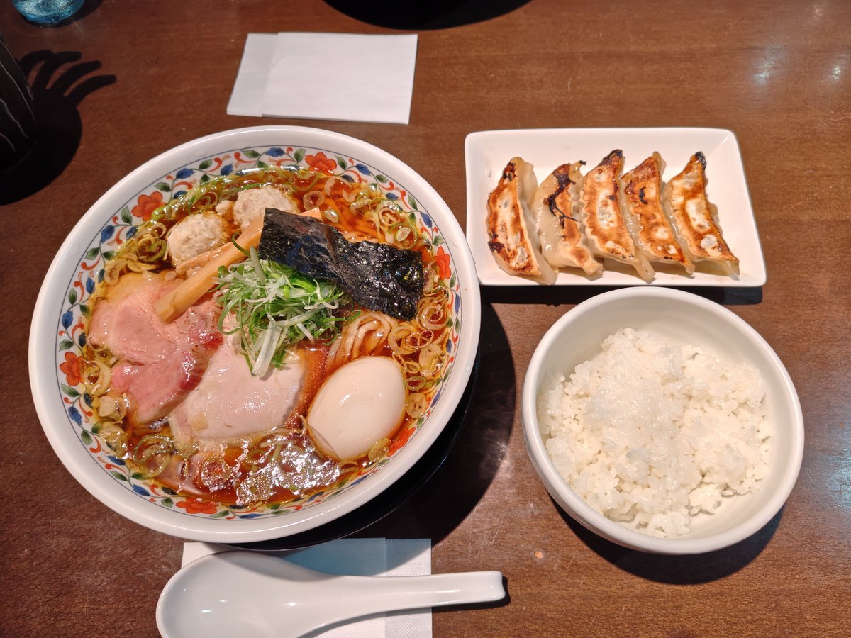 Adepteater029's tweet photo. 神谷宗幣「小麦なんか食べるのをやめて、米粉で全部作れるような形でやれば良いんですよ！若い人はパンとかケーキとか好きだと思いますけど、そういうのもう食べるのやめましょう！だって食べてないんです、日本人は小麦をそんなに、一部だけですよ！」

いやだね🍜🥟:('ω' ))ｽﾞﾙｽﾞﾙﾑｼｬﾑｼｬ https://t.co/vZObRMFwW7
