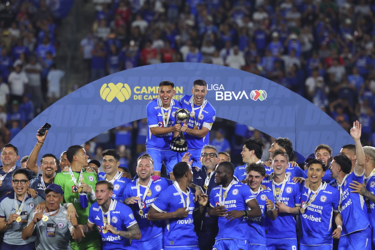 ESPNmx's tweet photo. ¡GRÍTENLO, AZULES! 💙

No solo son campeones, SON EL CAMPEÓN DE CAMPEONES 🚂 https://t.co/3FRRbpi2vT