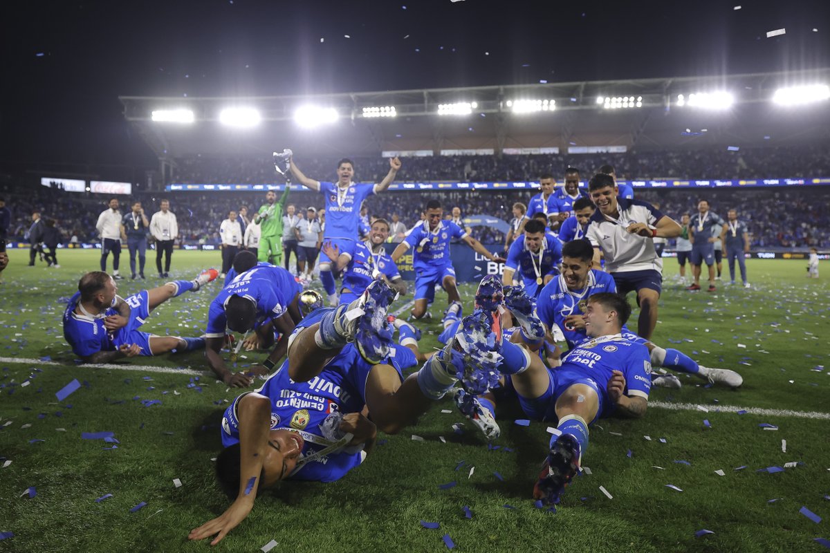 ESPNmx's tweet photo. ¡GRÍTENLO, AZULES! 💙

No solo son campeones, SON EL CAMPEÓN DE CAMPEONES 🚂 https://t.co/3FRRbpi2vT