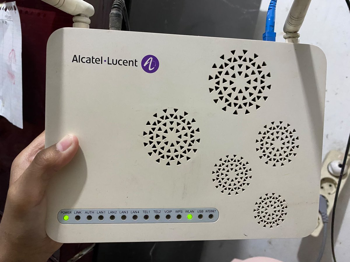 dradnaksi's tweet photo. kemarin malem masih bisa, ini pagi2 udah ga bisa internetan. liat modem kayak gini nyalanya @IndiHome @IndiHomeCare 

bantuin dong https://t.co/lbW0qbciYx