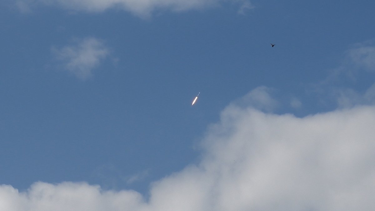 cbeachbrewer's tweet photo. This week's final flight of SpaceX Falcon 9 rocket B1069 carrying Northrop Grumman’s Mission Robotic Vehicle and three Mission Extension Pods during its 32nd mission. https://t.co/D9nSiEm5Tc