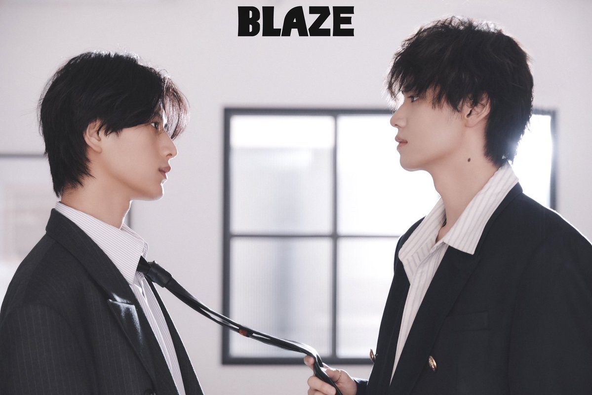 blazeprojectmag's tweet photo. 「BLAZE」7月号増刊表紙【予告】｜
#井内悠陽 #阿久根温世

.＊*•̩̩͙✩•̩̩͙*˚ ＊*•̩̩͙✩•̩̩͙*˚ ＊*•̩̩͙✩•̩̩͙*˚ ＊*•̩̩͙✩•̩̩͙*˚

羽根ペンは、
黄昏の金粉をまといながら、
私の静かな祈りの言葉を、
何度も書き記していく。

――君の名前。

それは、
言いかけては飲み込んできた、
私の愛でもある。

.＊*•̩̩͙✩•̩̩͙*˚ ＊*•̩̩͙✩•̩̩͙*˚ ＊*•̩̩͙✩•̩̩͙*˚ ＊*•̩̩͙✩•̩̩͙*˚

💿7月29日 午後1時 特典情報公開💿

⛓️7月29日 20時より予約販売開始⛓️

@haruhi_iuchi712 
@ICEx_official 
#blaze_your_day