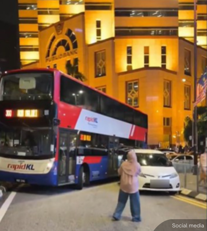 NewsBFM's tweet photo. Rapid KL is working with the police and DBKL to identify hotspots where illegally parked vehicles frequently obstruct bus operations.

It said monitoring and enforcement would be stepped up, including issuing compounds and towing vehicles, subject to the relevant authorities' jurisdiction.

🧵1