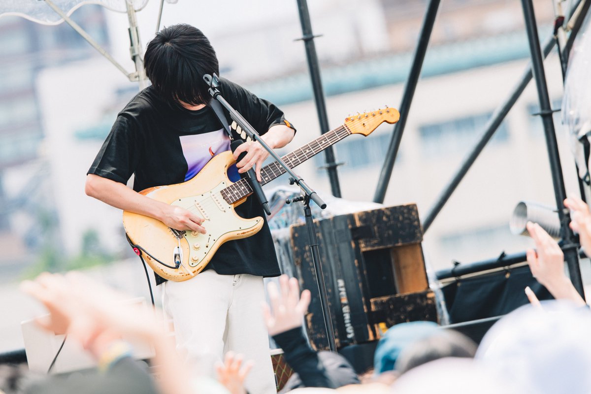 murofes's tweet photo. 【 #ムロフェス2026レポ 】

初のムロフェス、海ステージに凛と立つはTenTwenty。
まさに今日のような空へ手をのばしたくなる「ハレ」、新曲「夜を飲み干したら」では同じ景色がみるみるうちに白夜のような妖艶さを纏う。
ふたりの弾奏が爆発して締めは「Border=Border」。
〈僕は僕〉〈君は君〉だから出会う音楽は新しくて、人生は愉しい。

pic @ideta0907
#murofes