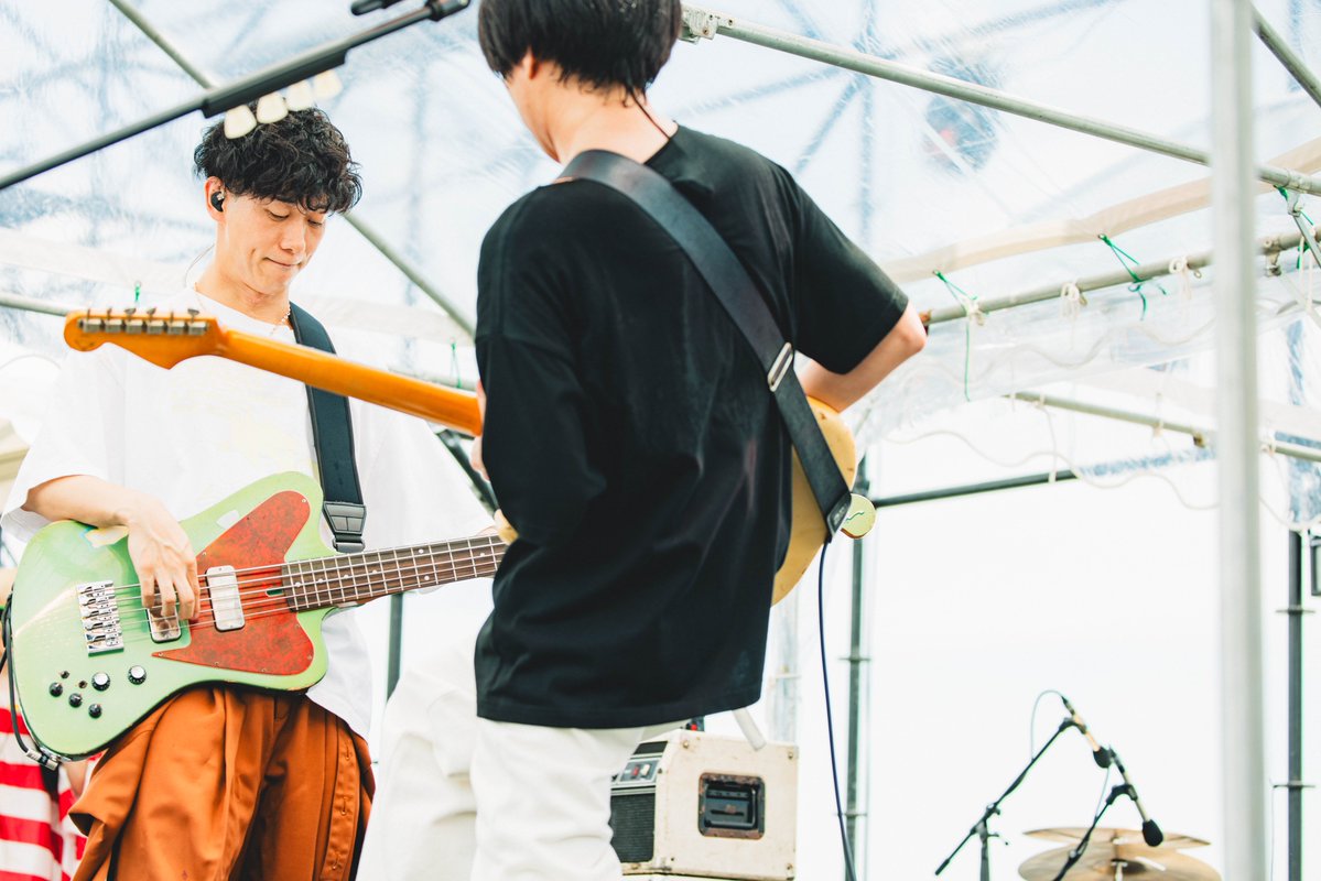 murofes's tweet photo. 【 #ムロフェス2026レポ 】

初のムロフェス、海ステージに凛と立つはTenTwenty。
まさに今日のような空へ手をのばしたくなる「ハレ」、新曲「夜を飲み干したら」では同じ景色がみるみるうちに白夜のような妖艶さを纏う。
ふたりの弾奏が爆発して締めは「Border=Border」。
〈僕は僕〉〈君は君〉だから出会う音楽は新しくて、人生は愉しい。

pic @ideta0907
#murofes