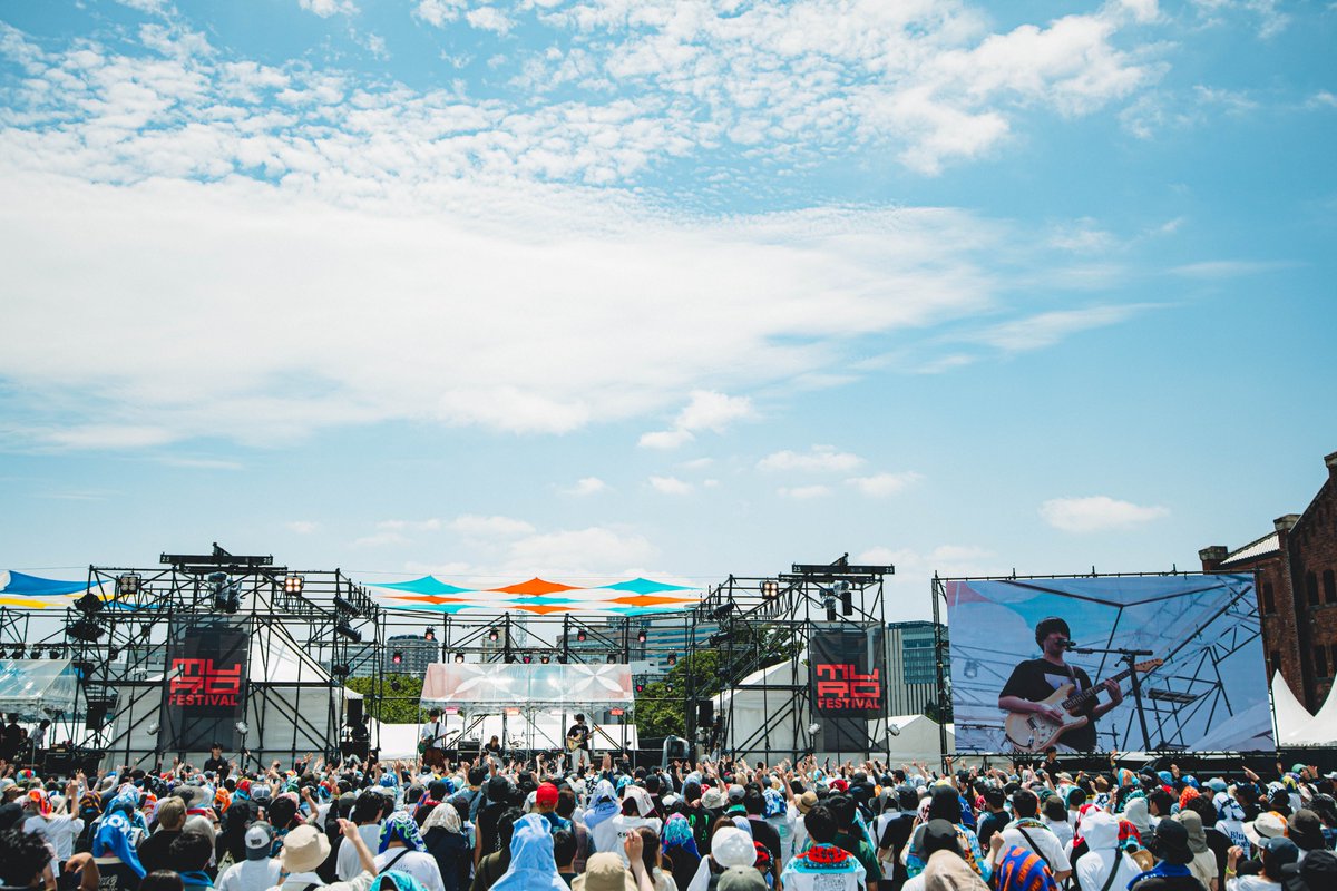 murofes's tweet photo. 【 #ムロフェス2026レポ 】

初のムロフェス、海ステージに凛と立つはTenTwenty。
まさに今日のような空へ手をのばしたくなる「ハレ」、新曲「夜を飲み干したら」では同じ景色がみるみるうちに白夜のような妖艶さを纏う。
ふたりの弾奏が爆発して締めは「Border=Border」。
〈僕は僕〉〈君は君〉だから出会う音楽は新しくて、人生は愉しい。

pic @ideta0907
#murofes