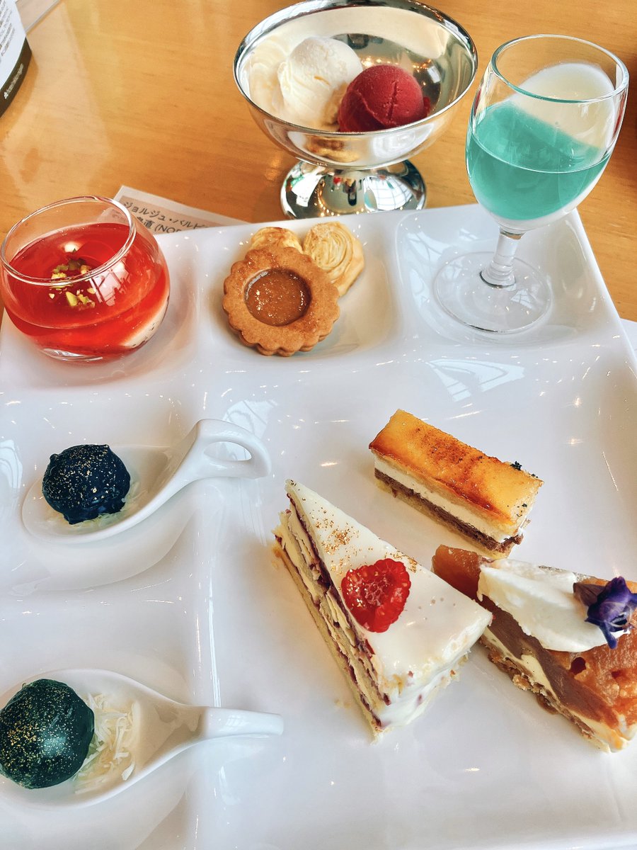 cat_0x0m's tweet photo. ホテル日航新潟のパリの美食サマーランチブッフェ🌻
お出迎えはクマ料理長でした🐻 https://t.co/qsjlsIHQKt