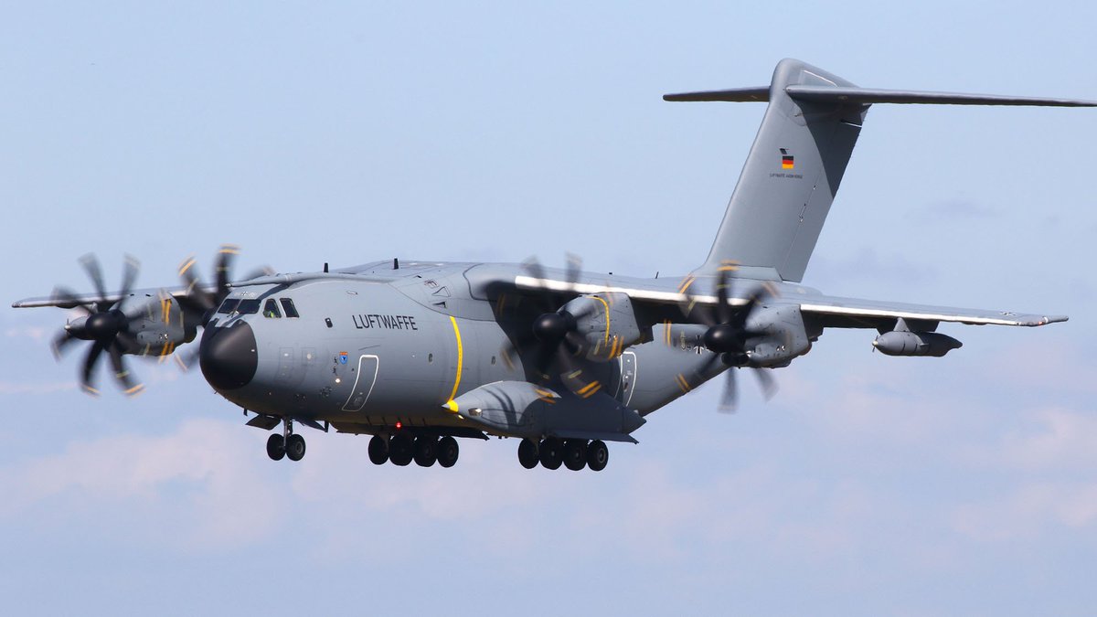 L_ThinkTank's tweet photo. [ 🇩🇪 ALLEMAGNE | 🇫🇷 FRANCE ]

🔸 L’Allemagne va envoyer des hélicoptères, un avion A400M et des secouristes en France pour venir en aide aux secours français face aux incendies qui ravagent actuellement le pays. https://t.co/6PpNI12hSZ