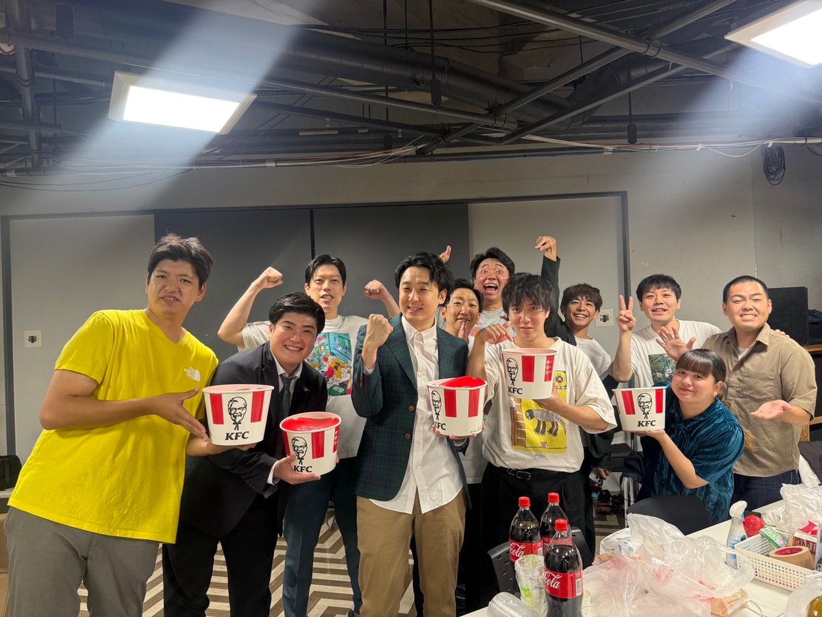 agomonchaku's tweet photo. さっそくケンタッキーさんからカーネルを3ダースどころか半グロスほど送って頂きまして！芸人も社員さんもスタッフさんもみんなチキンにこぞって、真夏のクリスマスって感じで幸せやったで！
レギュラーチキンもさることながら、期間限定のグリーンホットウィングがむちゃくちゃヤミーでございました！ https://t.co/2ZVFvDlS2Y