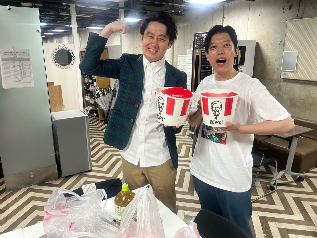 agomonchaku's tweet photo. さっそくケンタッキーさんからカーネルを3ダースどころか半グロスほど送って頂きまして！芸人も社員さんもスタッフさんもみんなチキンにこぞって、真夏のクリスマスって感じで幸せやったで！
レギュラーチキンもさることながら、期間限定のグリーンホットウィングがむちゃくちゃヤミーでございました！ https://t.co/2ZVFvDlS2Y