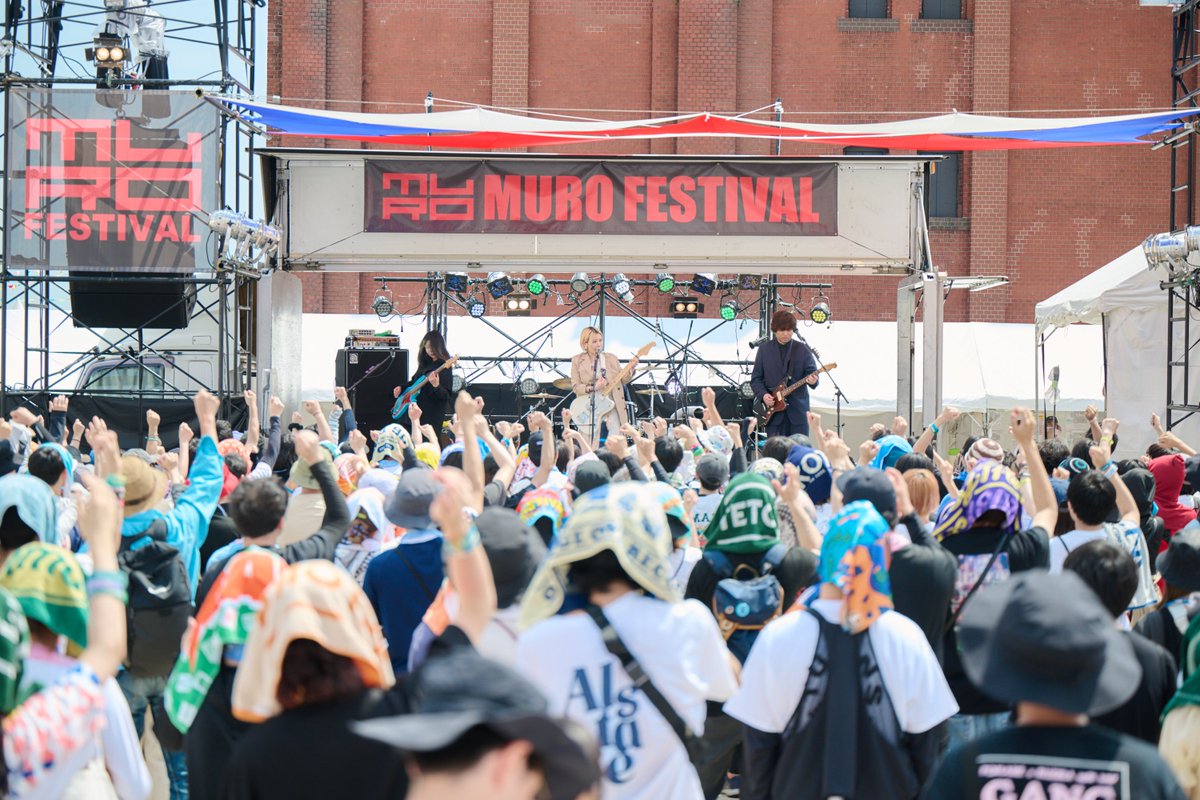 murofes's tweet photo. 【 #ムロフェス2026レポ 】

ムロフェス2日目、ムロ赤レンガのトップバッターはFINLANDS！“COME”を筆頭に、アップテンポの楽曲たちが太陽に負けない輝きを放ち高揚感を高める。生まれた感情や後悔に背を向けず、全て大事に愛していこう。そう思わせてくれる愛情深いライブだった。

pic @san00000n
#murofes