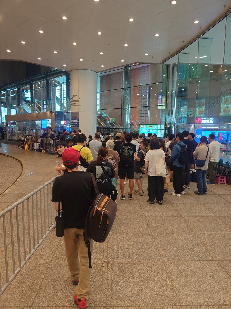 browningau's tweet photo. 現在の会場の様子です。
現時点ではチケット種別ごとの列分けは行われておらず、スタッフによると、ガラス扉が開いて館内に入ってからチケット種別ごとに案内・整列する予定とのことです。 https://t.co/xIGH8VhKhX