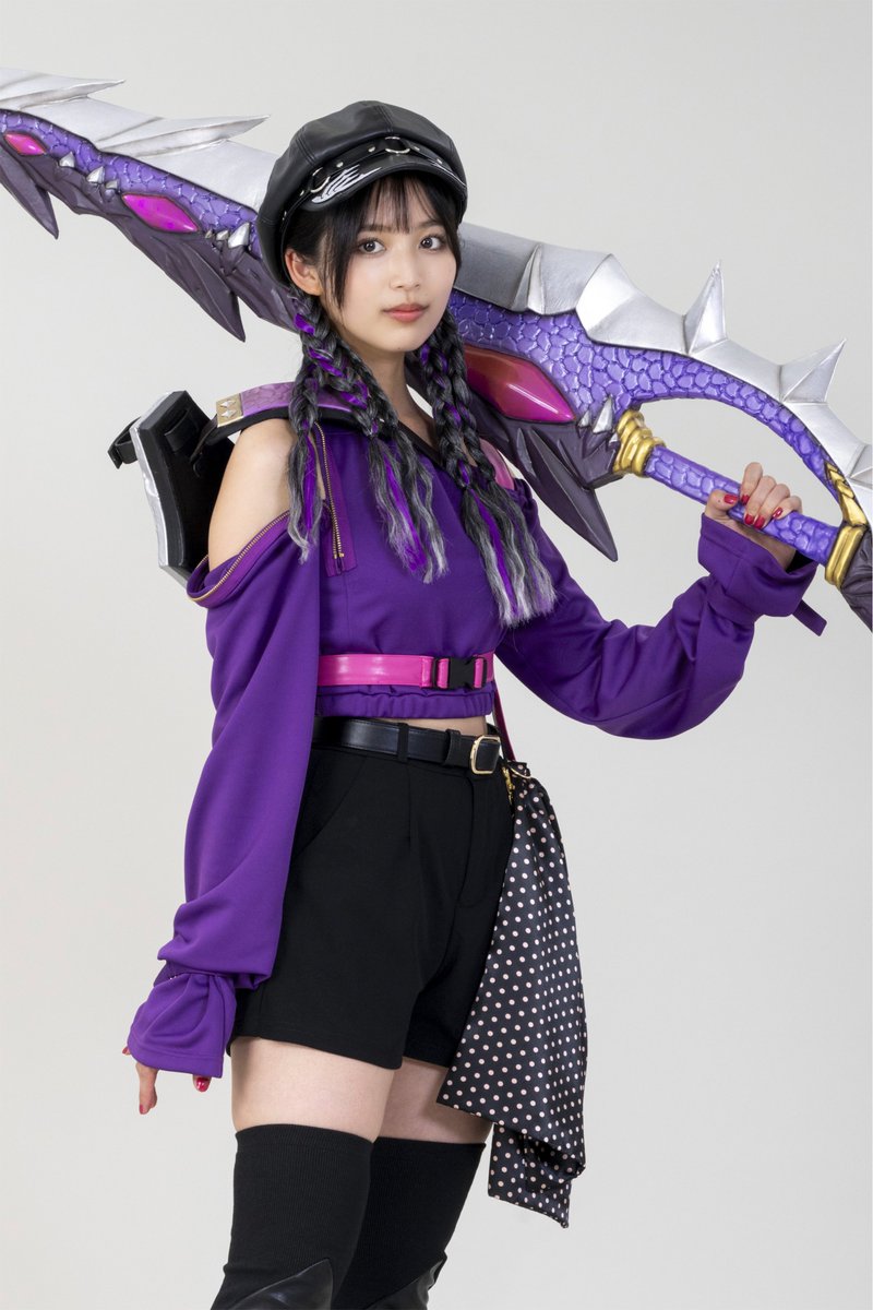 Sentai_Zukan's tweet photo. 【ギリッギリ舞いにしてやるよ！】
波斬のギリコ

初登場作品:角醒ハンター オメガホーン 第壱話『角醒せよ！赤き角獣王！』
角獣:斬角

【波斬】の異名を持つ、斬角使いのハンター。
人懐っこさと愛嬌、そしてしたたかな一面を併せ持つ実力者であり、時には相手を巧みに翻弄しながら戦いを優位に進める。
巨大な斬斬剣（ギリギリケン）を駆使した、変幻自在でテクニカルなバトルを得意とする。
また、ハンターバトル時は斬角を覚醒憑依し戦う。

演:糸瀬七葉（https://t.co/vd9hF8Srr8）

#角醒ハンターオメガホーン