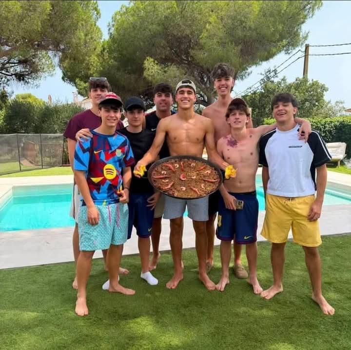 takbam990's tweet photo. Cubarsi enjoying his holidays with his friends 👭👬👫 https://t.co/2waopuJXAK