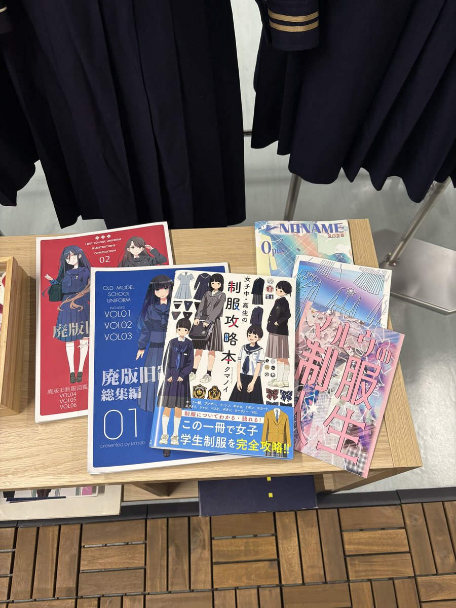 yua77se's tweet photo. 制服好きにはぜひ読んでいただきたい一冊、クマノイ著『制服攻略本』を置かせていただきました。
ご自由にご覧く��さい。

#HANAMIYABI https://t.co/LuAibtnfnM