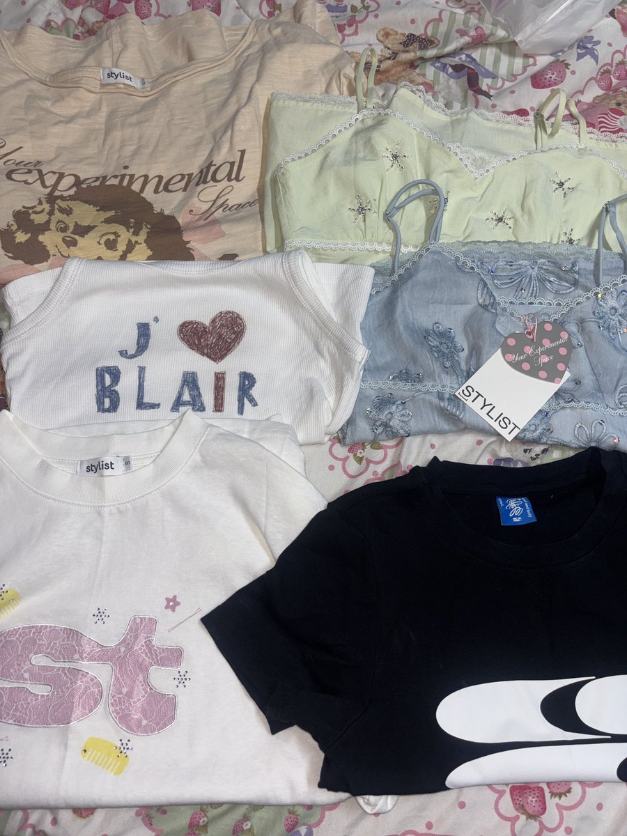 Dukduii13's tweet photo. มีเยอะกว่าในรูป ปักเยอะลงเลย เหมาๆ50 
รี+ฟอลลด 5 บาท 🌷 #ส่งต่อเสื้อผ้า #ส่งต่อเสื้อผ้ามือสอง #ส่งต่อstylist #vghbkk #cintageshop #stylistshop #brandymelvillethailand #ส่งต่อbrandy #bemyblair #subdued https://t.co/MtVmOWZF1b
