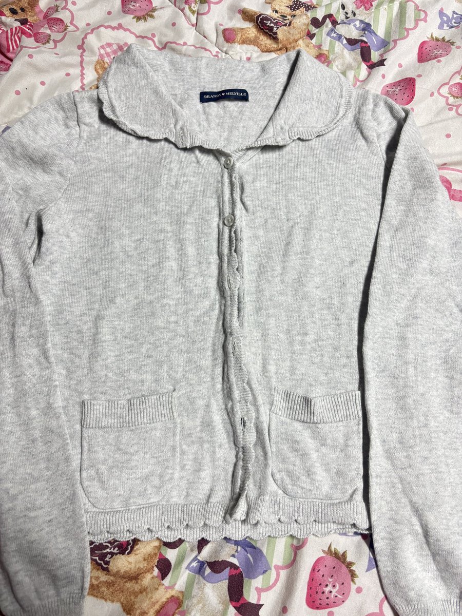 Dukduii13's tweet photo. มีเยอะกว่าในรูป ปักเยอะลงเลย เหมาๆ50 
รี+ฟอลลด 5 บาท 🌷 #ส่งต่อเสื้อผ้า #ส่งต่อเสื้อผ้ามือสอง #ส่งต่อstylist #vghbkk #cintageshop #stylistshop #brandymelvillethailand #ส่งต่อbrandy #bemyblair #subdued https://t.co/MtVmOWZF1b