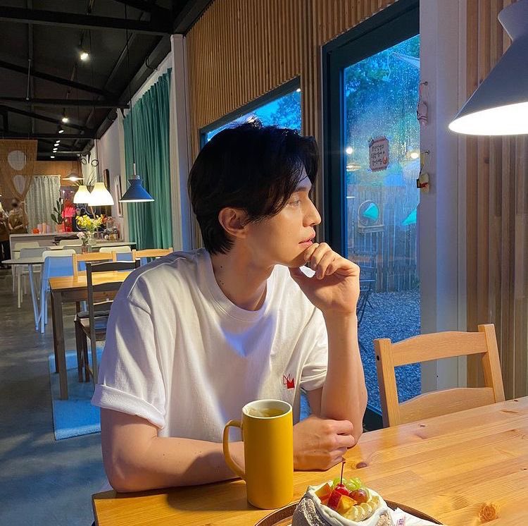 larasdiksi's tweet photo. ⠀⠀⠀ 
Wah, kedua adek saya ternyata sudah punya kesayangan semua. Saya kapan ya? Dipikir nanti aja, mau ngafe dulu selagi mereka quality time dengan kesayangannya.
⠀⠀⠀ https://t.co/CaaVDcu3lL