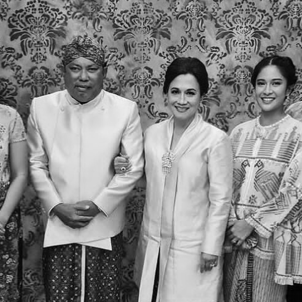 txtpersahaman's tweet photo. selain beby tsabina, berlaku untuk dia juga gak? yang ini 
- kakek mertuanya (Ibnu sutowo) terduga korupsi dan penyalahgunaan wewenang tapi ga dipidana, bikin pertamina krisis padahal minyak lagi naik
- mertuanya (adiguna sutowo) menembak pelayan bar di hotel Hilton jakarta, kepemilikan senpi ilegal, dan beragam kasus lain