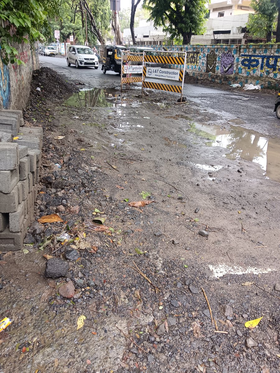 mandarss's tweet photo. @PMCPune ऐन पावसाळ्यात पर्वती गावातील गजानन महाराज चौकाकडे जनता रस्ता खणून काम केले, पण खणलेली खाडी परत भरून कंत्राटदार आता गायब दिसतात. इथे नागरिकांच्या सोयीसाठी किमान जलतरण तलाव तरी वाढावा म्हणजे रस्ता समजून इथे अपघात होणार नाही.. https://t.co/4T1bcgUMHx