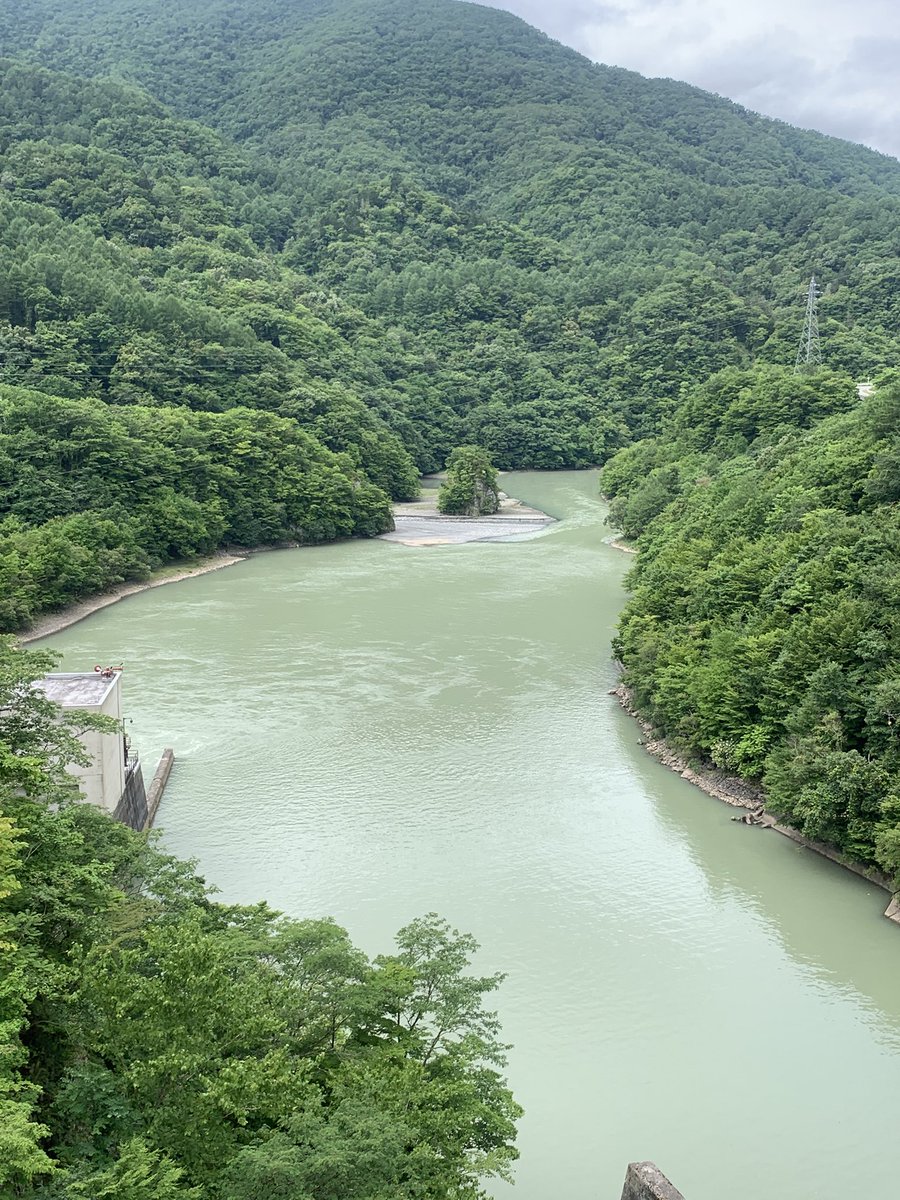 tdkyk256's tweet photo. ［定点観測］先週の豪雨によりメロンの皮色となってます！今日はダム下流の西入り口付近はヤマメ釣り師が多数居ました！
この色なら2週間は釣りにならないのでロード、MTBを走りまくります🚴 https://t.co/xxgTIUGjex