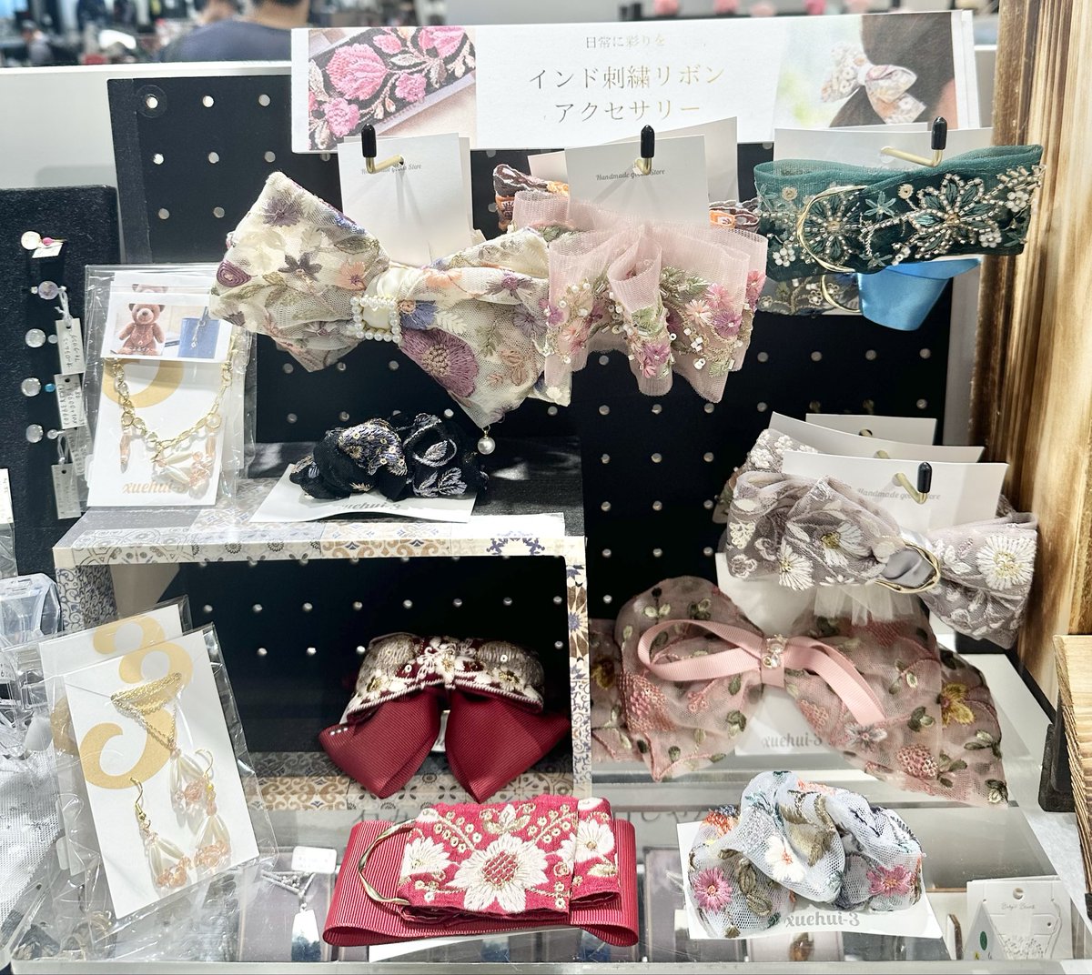 インド刺繍リボンのヘアアクセサリー 28日までお待ちしております 新宿