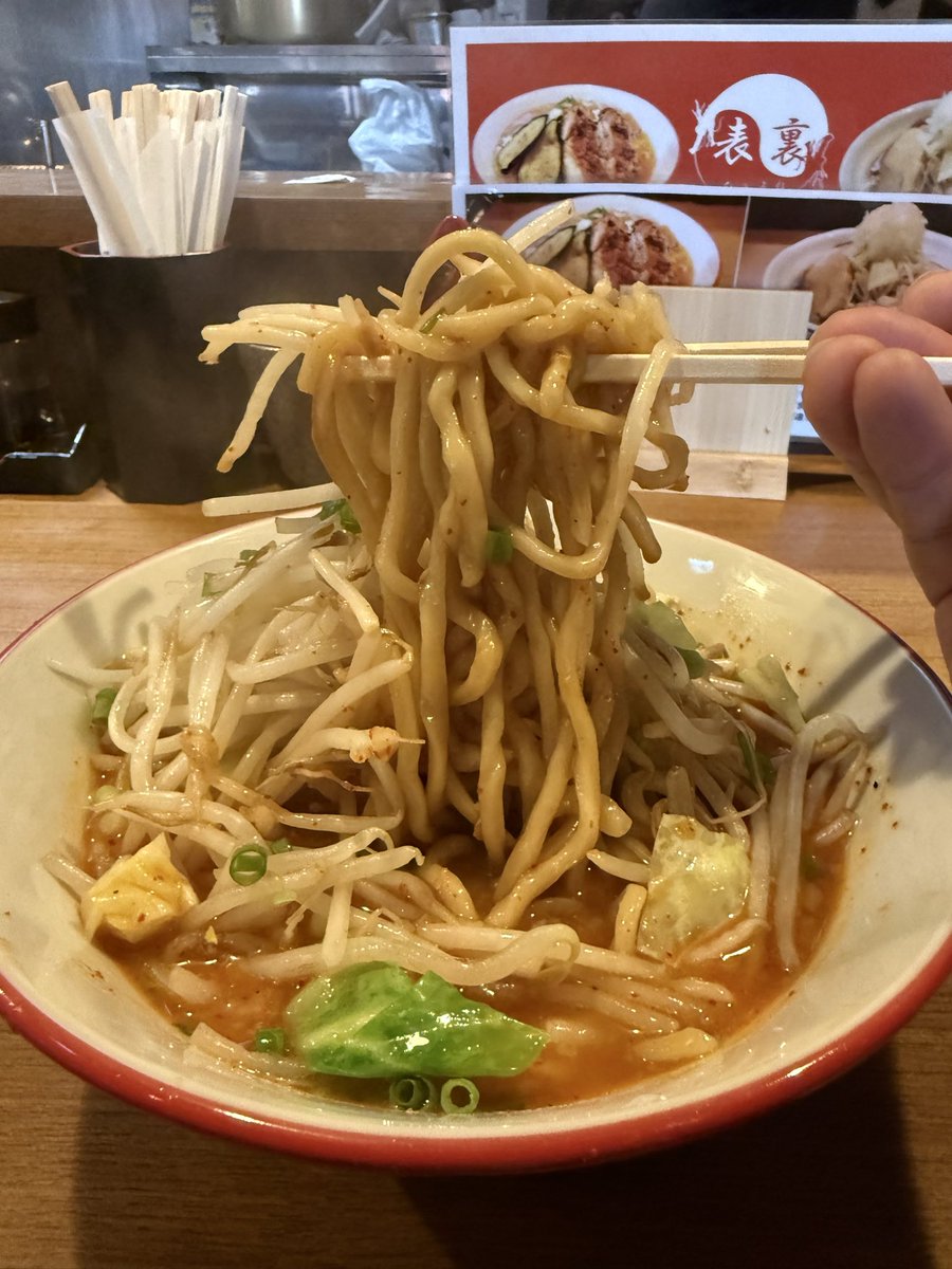 tabemeguri1's tweet photo. 那覇市松山　
旨辛ラーメン表裏 沖縄本店
旨辛ラーメン1000円

丼が運ばれてきた瞬間から、食欲を強烈に揺さぶるニンニクの良い香りが漂う

辛さは3つのレベルから選べる仕様で、今回は真ん中の「旨辛」をチョイス

ベースとなるスープは、豚骨と鶏ガラから引き出された濃厚で力強い味わい

それを口に含んだ瞬間、一口目からしっかりとした本格的な辛さがダイレクトに直撃する

ガツンと効いた辛さとニンニクのパンチがあるからこそ、スープに溶け込んだ脂の甘みが一気に引き立ち、ガッツリ美味い

この濃厚な旨辛スープを受け止める麺も、存在感抜群でスープがしっかり絡み、ワシワシと食い進めたくなる満足感がある

一口目からの刺激的な辛さ、食欲を煽るニンニクの風味、豚骨と鶏ガラの深い旨味、脂の甘み、そしてそれに負けない麺のうまさ

沖縄にはまだあまり根付いていない旨辛ラーメン文化だが、このクオリティなら一気に根付くかもしれない

ガッツリ食いたい時に間違いない、中毒性抜群の一杯だった