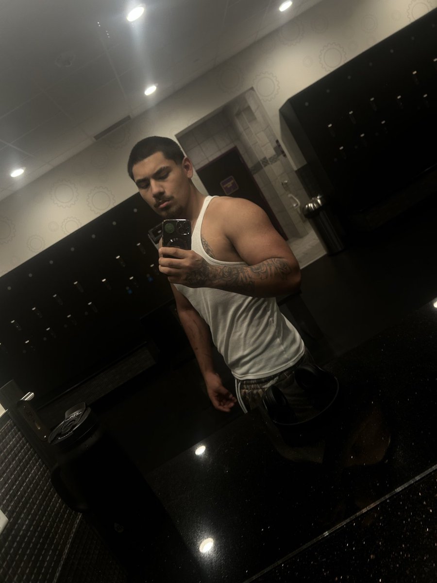 ospreyLol's tweet photo. hit the gym today lowkey happy #htx https://t.co/L6iSVttzBG