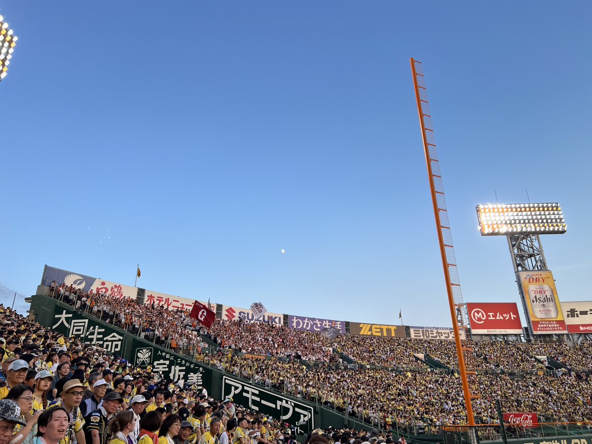 neoneo2000's tweet photo. 久しぶりの甲子園球場 https://t.co/9qUMbcYRvS