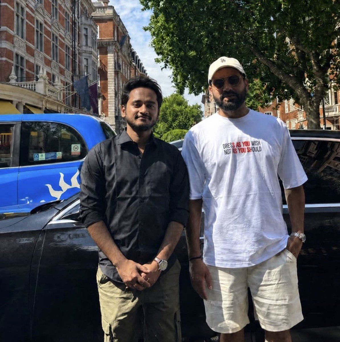 rushiii_12's tweet photo. Rohit Sharma clicked with fan in London yesterday.📸❤️ https://t.co/8sboCTMqMM