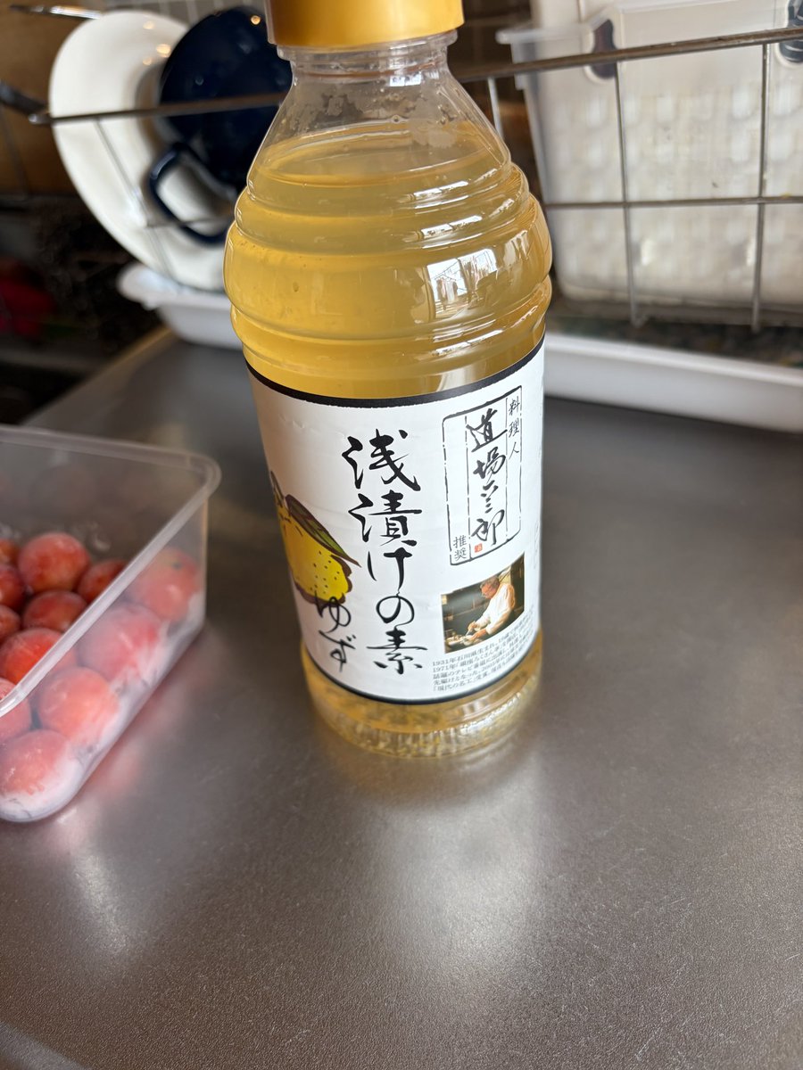 orega2929's tweet photo. プチトマトの浅漬け

最近ハマっている浅漬け。プチトマトを冷凍して、浅漬けの素に入れると、よく染み込んでスゲー美味い。暑い時にはあっさり、ご飯と食べても、おつまみにも最高。
ロピアに売っていた、道場六三郎の浅漬けの素が1番合う。 https://t.co/0m2kcw9AEr