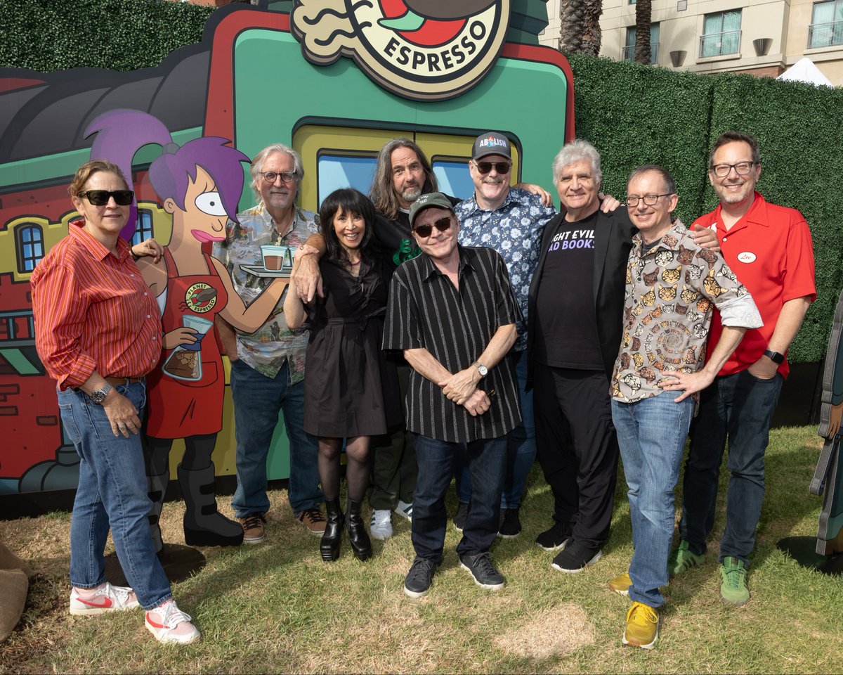 futurama_hulu's tweet photo. The Planet Express crew. 🧡 #SDCC https://t.co/HbbBKOkwWY