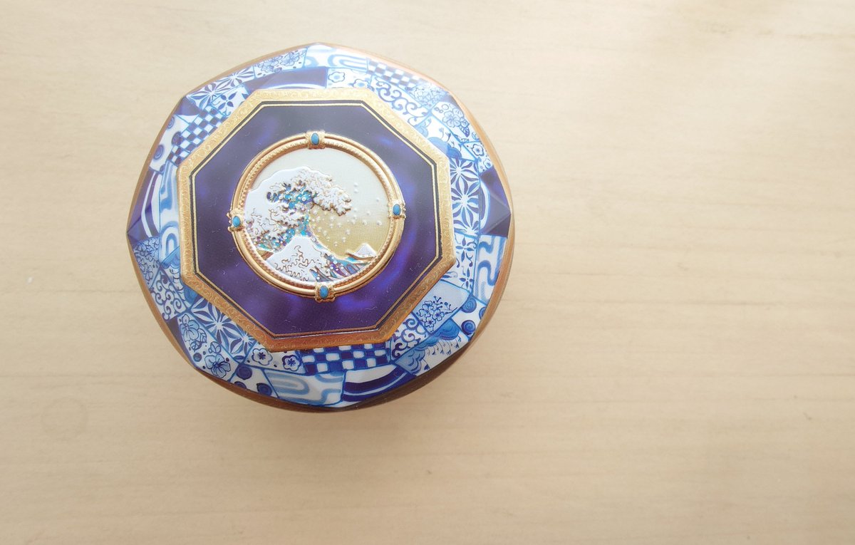 utopara's tweet photo. 都��の百花繚乱展は青山デカーボの缶が買えて満足
浮世絵は保存状態がよいのか他より色濃く感じたー
眼福 https://t.co/RkM2cRD71Q