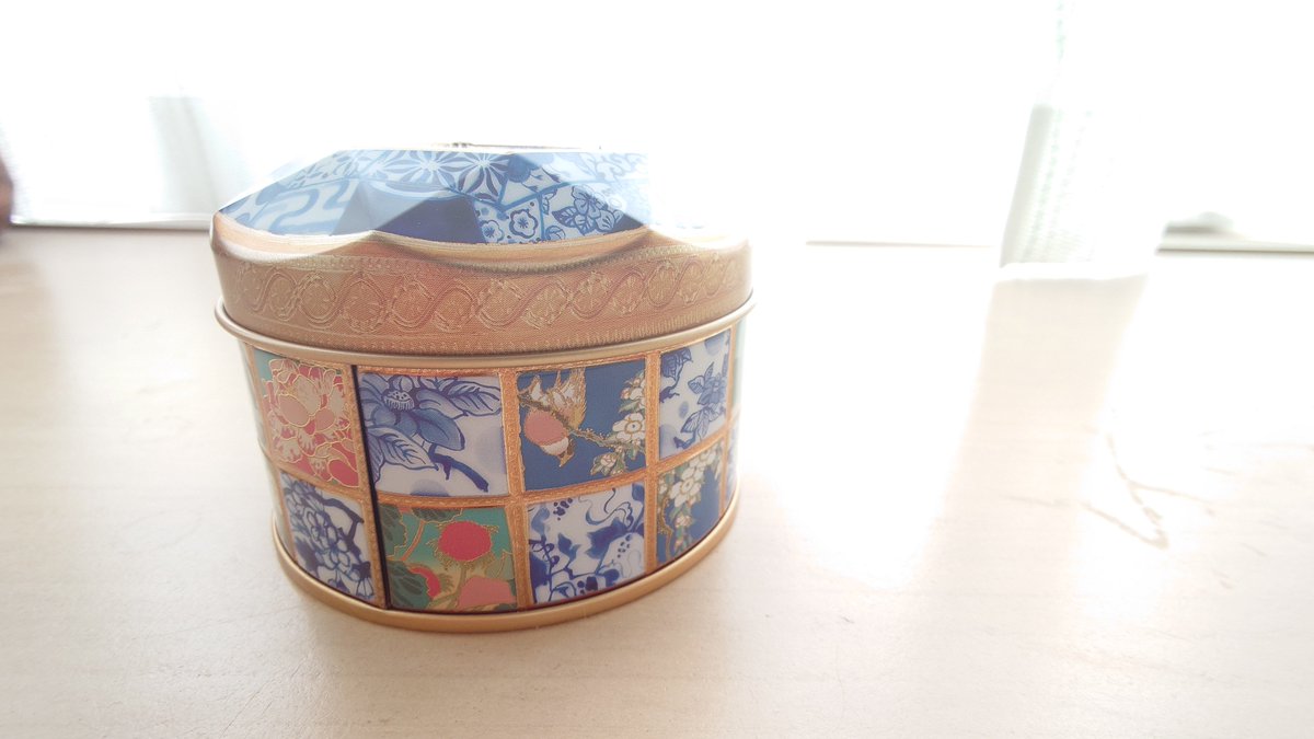 utopara's tweet photo. 都��の百花繚乱展は青山デカーボの缶が買えて満足
浮世絵は保存状態がよいのか他より色濃く感じたー
眼福 https://t.co/RkM2cRD71Q