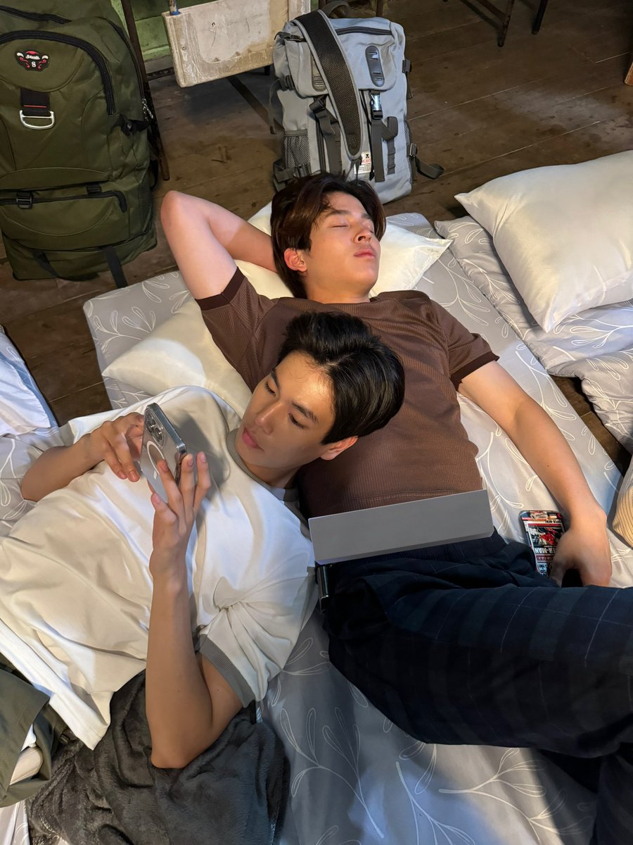 naravitaminz's tweet photo. who cares about pillow when you have your boyfriend/husband around you.

#PeachAndMeSeriesEP3 
#ปอนด์ภูวินทร์ https://t.co/uIec8kkbsF