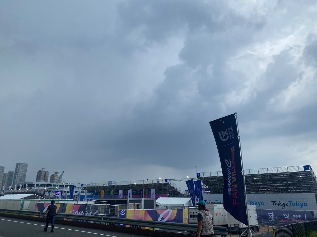 FE_NAVI's tweet photo. 【速報：パドックの全てのクルーに、屋内への避難指示】
激しい雷雨が降り始めました。

一昨日と同じく、全てのクルーがビッグサイト内へ避難します。

今後のスケジュールについての情報は不明です。

#FEjp | #フォーミュラE | #TokyoEPrix https://t.co/1KeCsGUlaZ