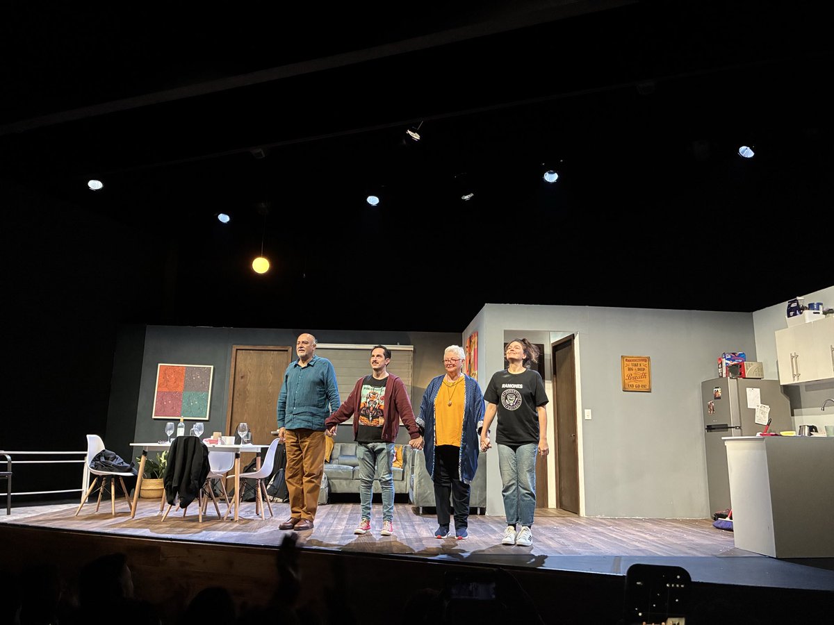 Fer_Dyt's tweet photo. @eldiaesmejor muchas gracias por la invitación, la obra @perrosteatromx está increíble, una obra llena de humor 😅😅 y a la vez con un gran mensaje reflexivo 🧐 no se la pierdan se presenta en el  @teatro_milan  super recomendable 👏👏👏👏👏 https://t.co/E7JCwgNiq0