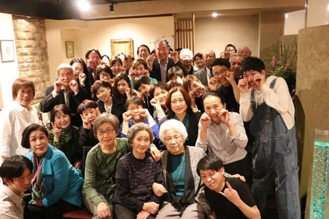 _UMEBOYS_1904's tweet photo. 【塩と紫蘇だけの梅干し屋】を始めようとしたとき、「今は甘い梅干しが主流だから、うまくいかない」と色んな人に言われた。
それでも、どうしてもやりたかったから始めた。
そしたら、「ずっとこの味を探してた！」と喜んでくれるお客さんの笑顔に出会えました。 https://t.co/B9JpVqPogs